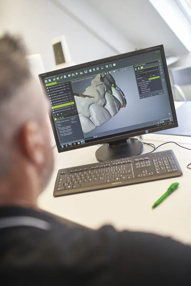 Arbeitsplatz im Dentallabor mit Modellen und Instrumenten