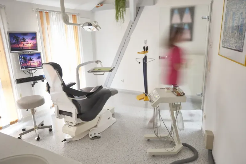 Behandlungszimmer mit moderner Ausstattung