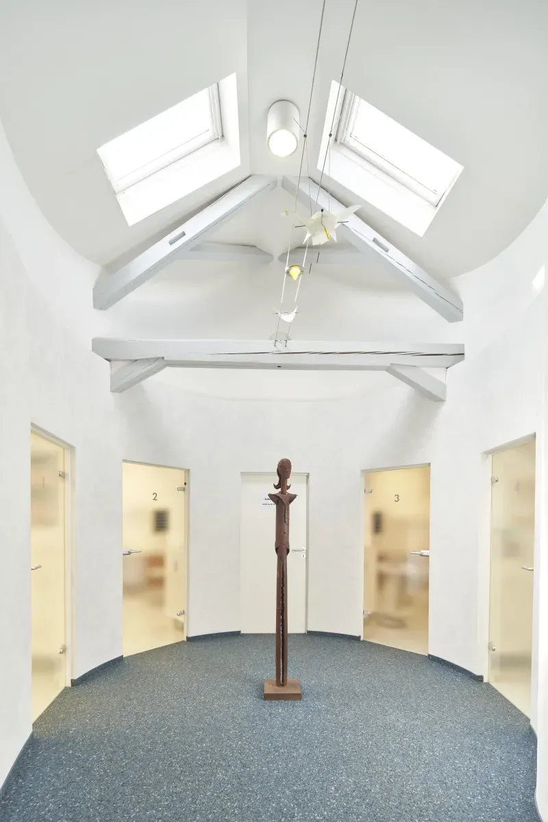Behandlungszimmer mit Behandlungsstuhl in der Praxis Dr. Tabellion