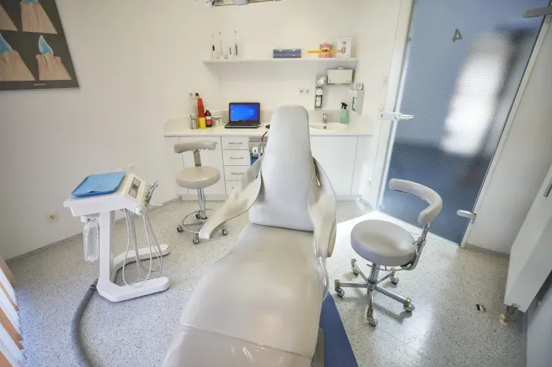 Behandlungsstuhl in einem der Behandlungsräume
