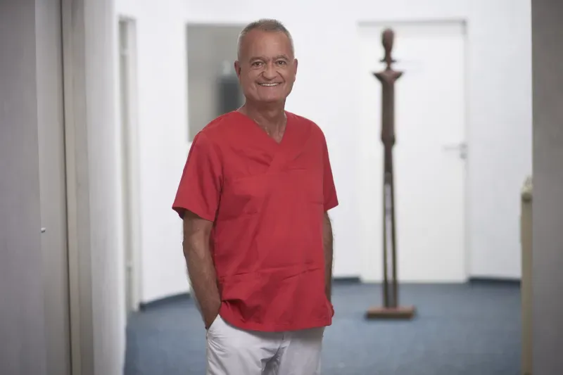 Porträt von Dr. med. dent. Joachim Tabellion im weißen Kittel
